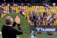 打包走人！球迷向球場內(nèi)扔行李箱，要求教練下課