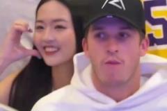 女球迷在里夫斯背后比心合影 把小里都給整害羞了