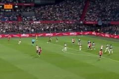 費(fèi)內(nèi)巴切0-1落后費(fèi)耶諾德！廷伯精彩轉(zhuǎn)身過人打門折射入網(wǎng)！