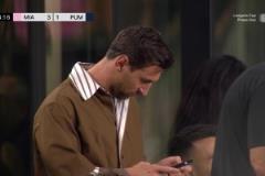 這把躺贏！隊(duì)友錯(cuò)失單刀但無(wú)傷大雅，梅西在場(chǎng)邊玩手機(jī)