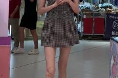 大長腿！許諾：2米女生沉浸式逛商場 高處放心交給我就好了~