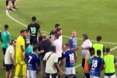 貝蒂斯與科莫友誼賽火爆群毆！你一拳我一拳，上演功夫足球！