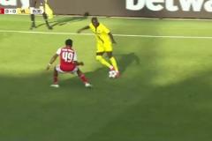 槍手后防失誤！基維奧爾門前沒(méi)有解圍，佩佩跟進(jìn)補(bǔ)射破門！