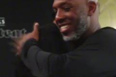 巴特勒踢足球??這腳法啥水平？