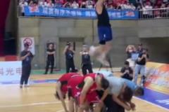 飛躍人群機(jī)車！世界扣籃冠軍陳登星杭州炸場(chǎng) 上演現(xiàn)實(shí)版飛檐走壁