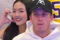 哈哈！熱情可愛的女粉絲，讓里夫斯都害羞了