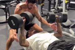 杰倫-格林用90磅啞鈴做啞鈴臥推+瘋狂大重量深蹲！訓(xùn)練師：整個(gè)夏天都在努力！