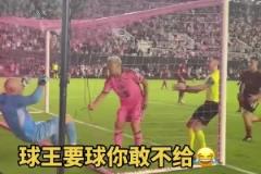 門將氣壞了！蘇亞雷斯：梅西要球你敢不給？