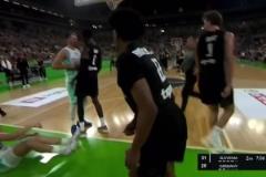 好勝心東契奇與前湖人球員邦加起沖突！怒推后者+狂噴垃圾話