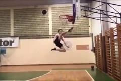 真牛逼！14歲塞斯科展現(xiàn)驚人運(yùn)動天賦，用腳踢到3米高籃筐