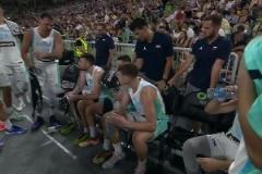 除了打球還得當教練！東契奇在比賽暫停期間指導隊友