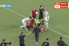 昏厥前已不適！鏡頭顯示蘇州東吳球員胡靖倒地前連續(xù)彎腰扶膝