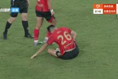 鏡頭顯示：胡靖昏厥前幾分鐘曾與對(duì)手發(fā)生沖撞，手捂腹部表情痛苦