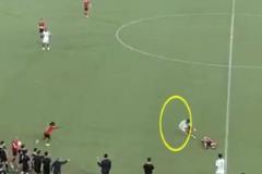 救了一命！中甲外援率先發(fā)現(xiàn)對(duì)手倒地，第一時(shí)間大叫讓其救治