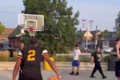 這個二號運球慢吞吞的，打野球還帶墨鏡，會打球嗎？