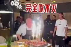 完全沒有巨星架子！C羅為球隊廚師慶生，后者動容落淚！
