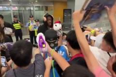 延誤10小時！杰倫威中國行凌晨抵達(dá)上海！現(xiàn)場仍有許多球迷接機(jī)