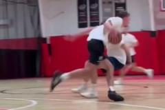 這持球真能練出來(lái)吧弗拉格訓(xùn)練將對(duì)手晃倒在地，順勢(shì)飛身暴扣