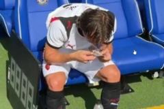 愛來自伯納烏莫德里奇每次上場前都會親吻護(hù)腿板！