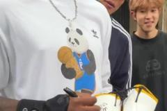 穿8號原因！杰倫威中國行為球鞋簽名 鏡頭拉到小腿處有科比紋身