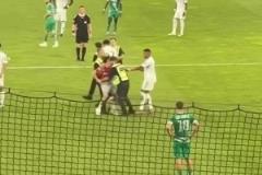 寵粉球迷沖入場(chǎng)內(nèi)找姆巴佩要合影，姆總攔住保安滿(mǎn)足球迷