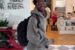 逗比老爹布萊斯剛回到家，詹姆斯狂笑歡迎：大學(xué)生回來了！