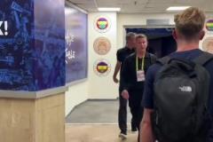 穆里尼奧賽后給一旁的記者拋了媚眼，而范佩西看著有點(diǎn)郁悶