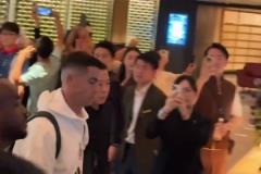 人氣火爆！C羅隨隊抵達香港下榻酒店，周圍擠滿了球迷