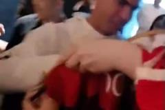 人氣火爆！C羅走出酒店電梯，為蹲守酒店的球迷簽名