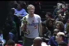 挑釁神！子彈隊(duì)球迷貼臉輸出喬丹！這手上拿的是什么？