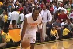 卡特從別人頭頂飛過(guò)去就這么輕松嗎？真是外星人彈跳！