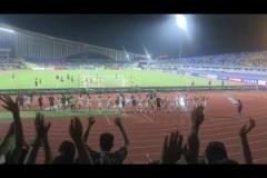 逼近榜首，實(shí)拍：國安賽后與遠(yuǎn)征軍球迷共同慶祝勝利