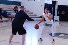 庫里獨(dú)特閱讀和反應(yīng)訓(xùn)練據(jù)助教舉牌要第一時(shí)間選三分or兩分