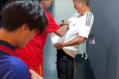 當場跪地情緒崩潰！日本球迷拿到小羅親筆簽名后淚流滿面