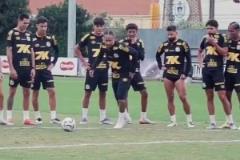 內(nèi)馬爾真老了訓(xùn)練時(shí)竟然無(wú)對(duì)抗摔倒，歲月不饒人啊~