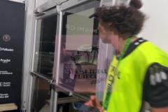 啊？梅西離開球場(chǎng)后徑直上車離去，今天離開的特別快和突然啊