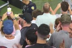 梅西一聽到終場(chǎng)哨就離開了球場(chǎng)，沒有和隊(duì)友對(duì)手致意也沒換球衣