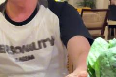 重慶不愧是盛產(chǎn)美女的城市，銅梁龍球迷區(qū)發(fā)現(xiàn)美女一枚