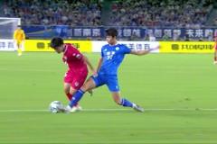 迪亞斯直接晃翻對手！旁邊的孔帕尼：起來！