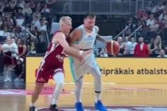 狀態(tài)過于炸裂！東契奇半場17分鐘暴砍26分 命中率67%