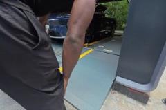 讓FMVP開開眼界！王子星帶杰倫-布朗看中國新能源車如何換電