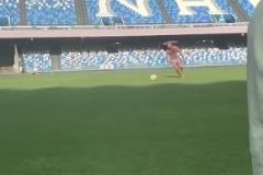 嘴炮康納赤身在那不勒斯踢球，這身材真是小鋼炮級(jí)別啊