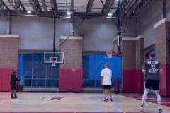 要進化成空間型內線了嗎？哈騰練習底角三分！