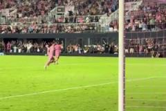 謊報年齡了吧！現(xiàn)場視角看梅西禁區(qū)外蝴蝶穿花后射遠(yuǎn)角得手！