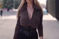 令人瞠目結(jié)舌！皇馬女主持直播時衣服被好身材撐破了…