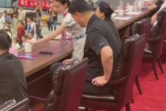 太顯眼了姚明坐著和禮儀小姐站著一樣高