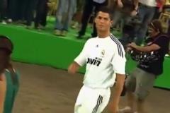 女記者肉眼可見的開心啊！名場面！C羅：別說話，讓我吻你！