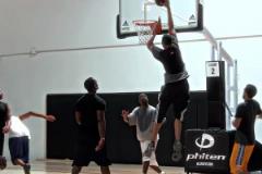 下血本了！一女球迷送庫里定制版潮玩Labubu！