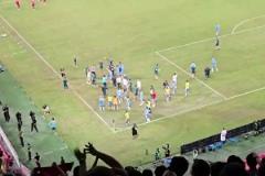 成都vs河南賽后看臺(tái)沖突，球迷扔水瓶砸中河南隊(duì)人員