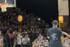 我愿稱之為“庫里后撤步”之舞~